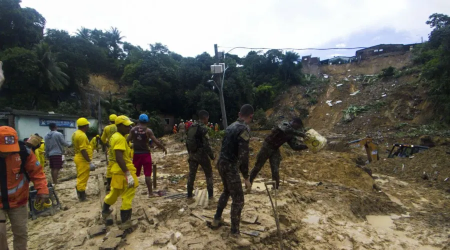 Governador disse que concederá auxílio emergencial de R$ 1,5 mil às famílias atingidas pelas chuvas