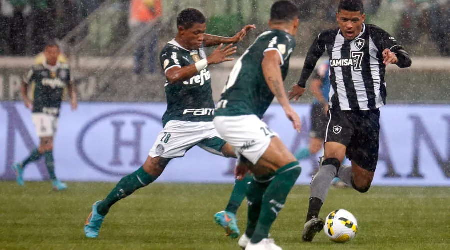 Botafogo volta a sofrer com bolas aéreas.