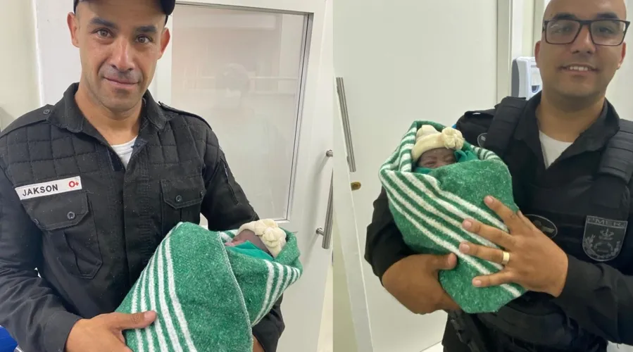 Militares com o bebê recém-nascido