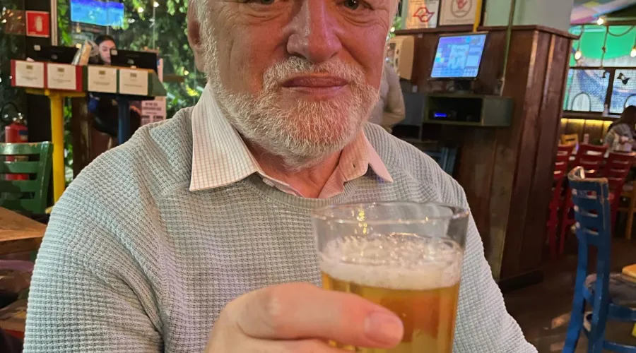 Arató até tomou uma cervejinha em um bar de São Paulo.