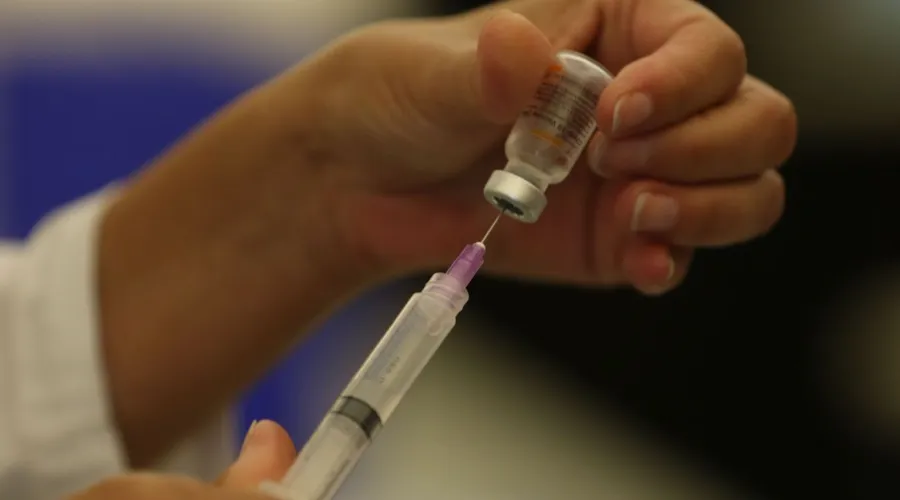Vacinação contra Covid-19 pode começar para bebês americanos