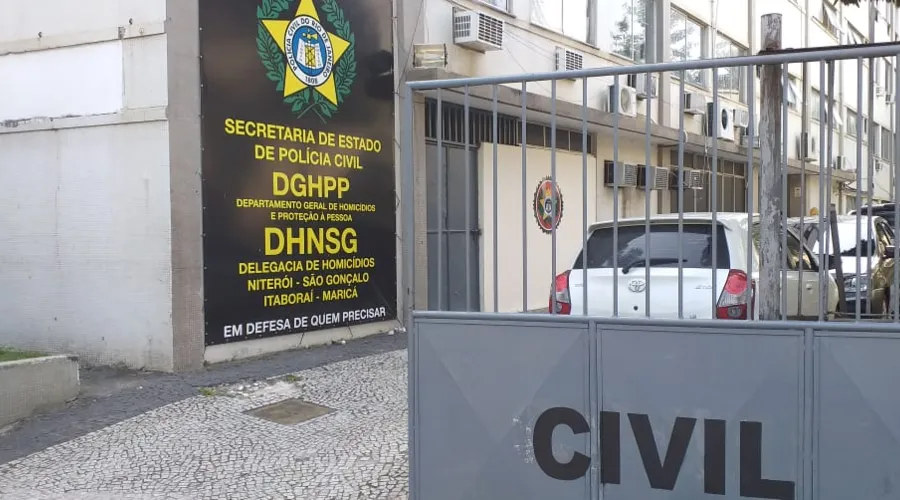 A Delegacia de Homicídios de Niterói, São Gonçalo e Itaboraí (DHNSG) também foi até o local