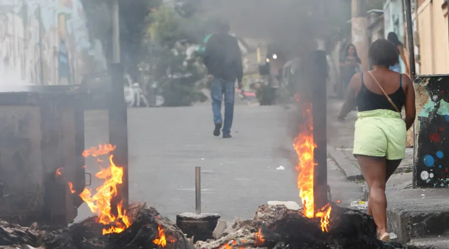 Traficantes ateiam fogo em barricada na Serrinha
