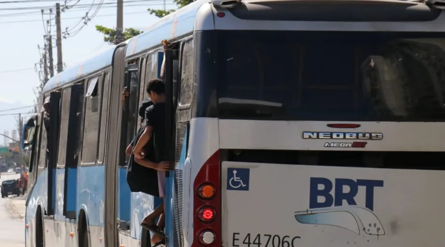 Por conta de superlotação alguns passageiros tiveram que se pendurar no BRT