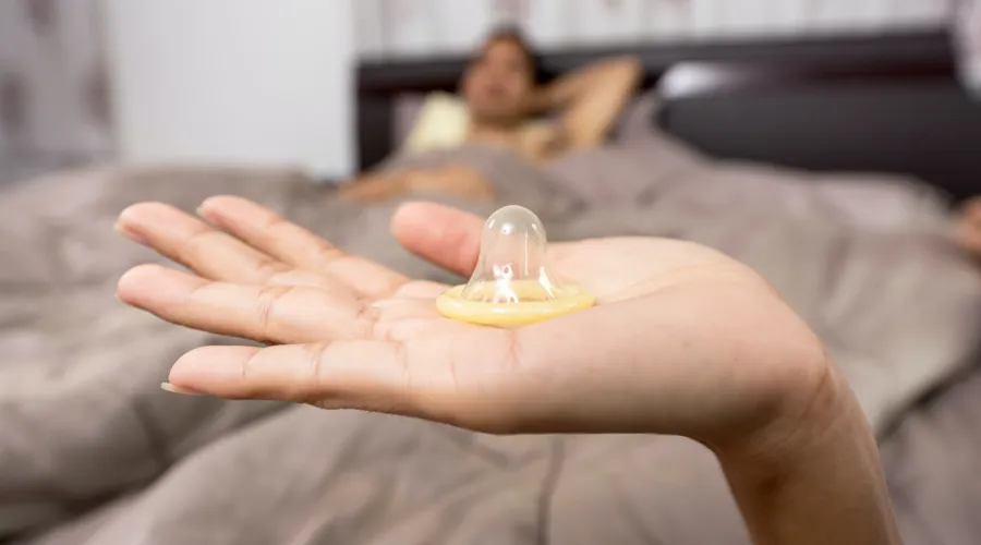 Cada vez menos jovens usam preservativos durante o sexo