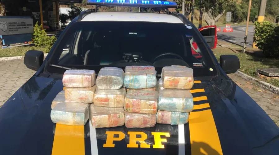 Os policiais encontraram aproximadamente R$ 670 mil em espécie