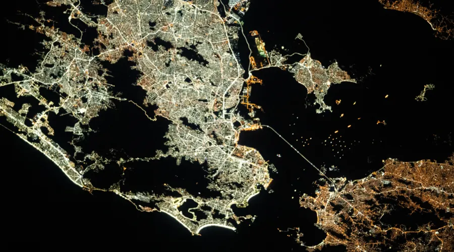 Rio e Niterói fotogradas pela estação espacial enquanto ela orbitava a quase 422 km de distância da terra