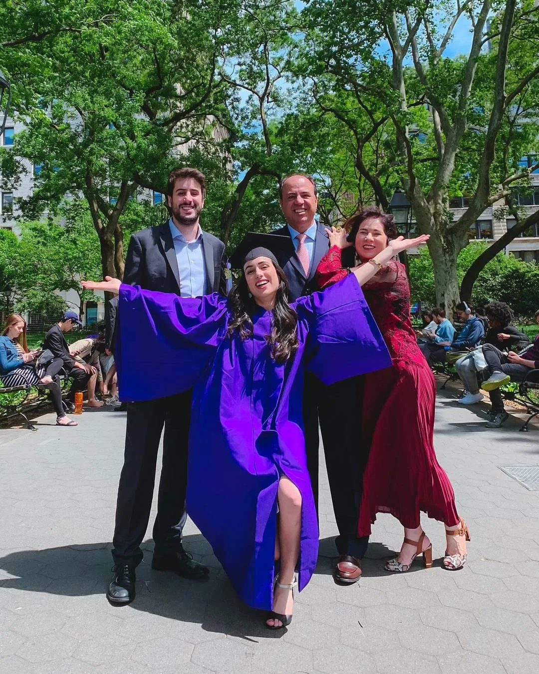 Foto da formatura de Mia, em 2019 junto com sua família