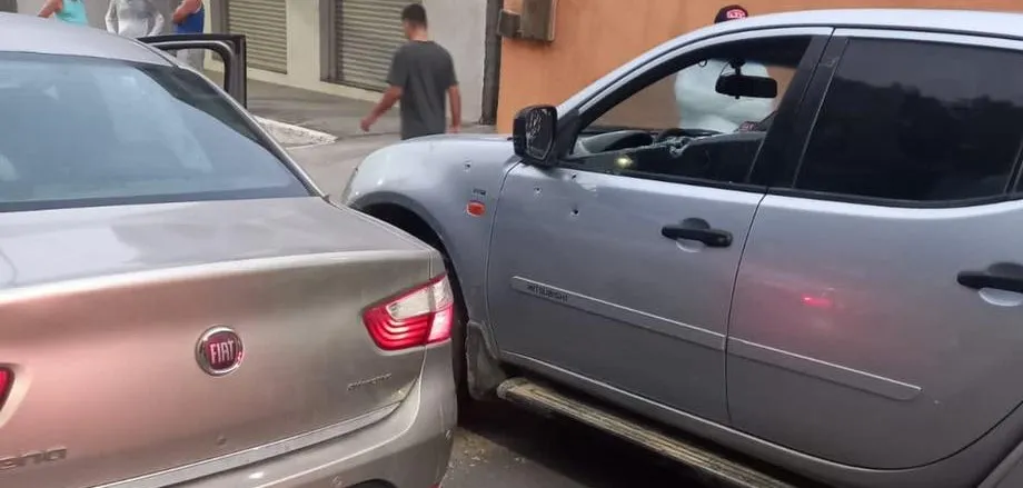 Criminoso foi morto dentro de carro. A situação ocorreu na Avenida Manoel Duarte, por volta de 5h20