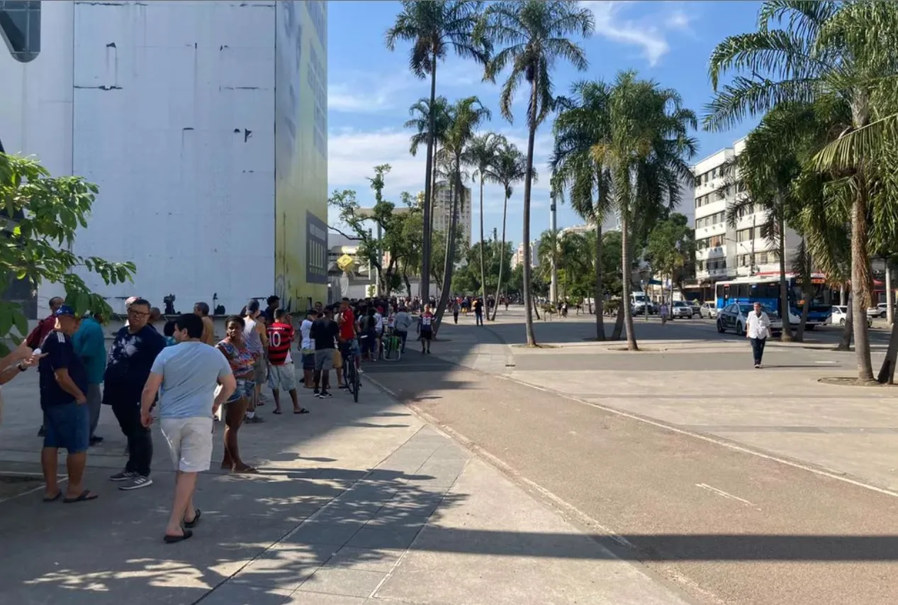 Manhã começou com longas filas para retirada de ingressos no Maracanã