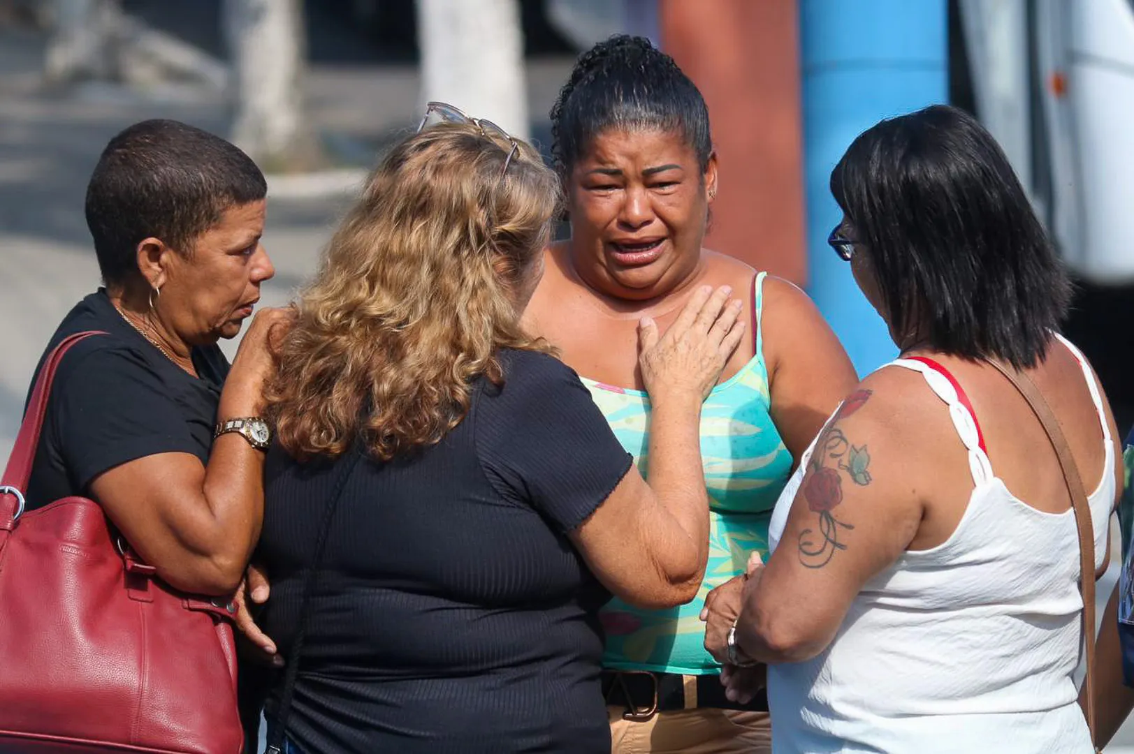 A mãe da jovem, Lucimara Dias, chegou no local por volta das 10h. Ela foi amparada por familiares