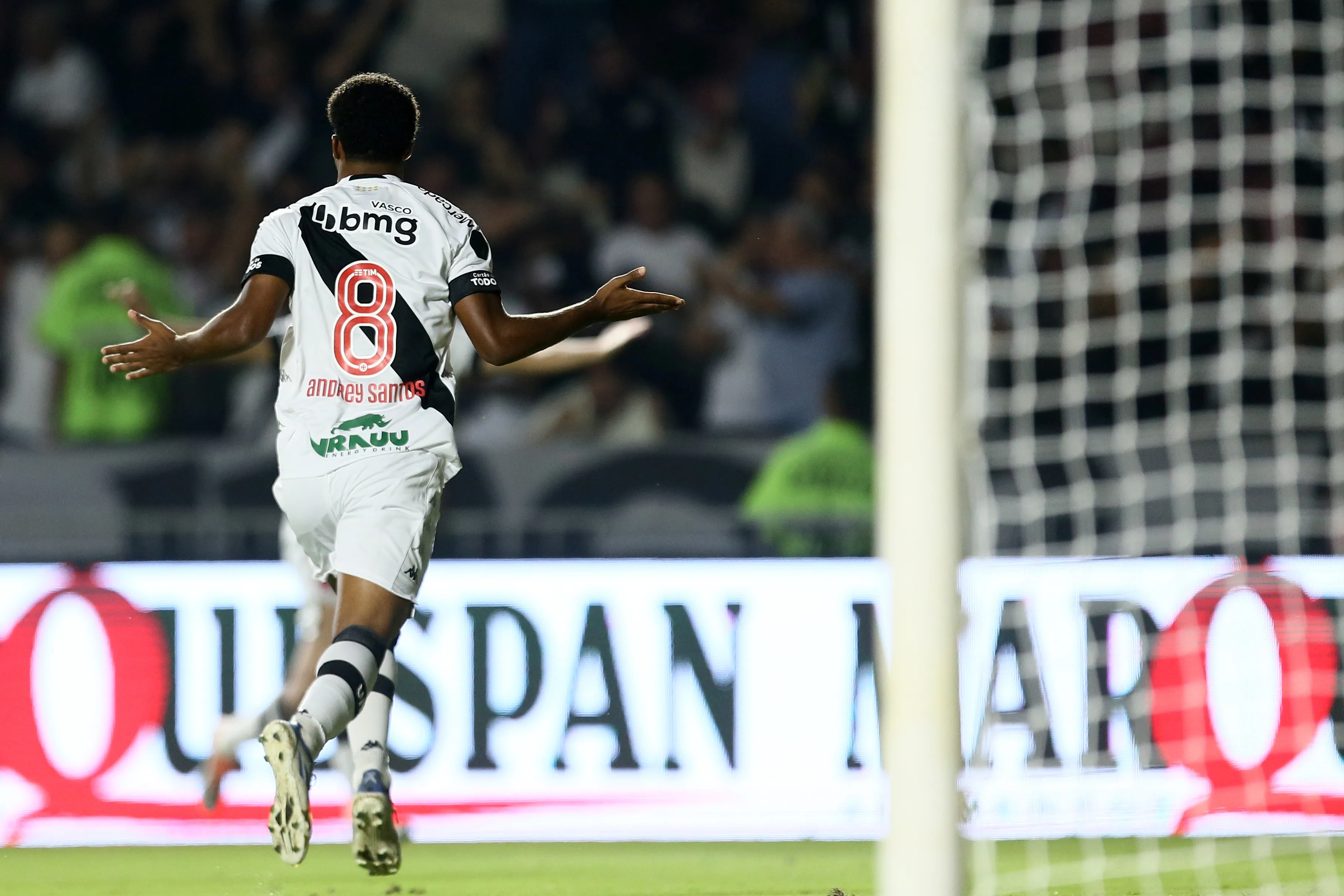 Andrey Santos comemora seu gol na partida entre Vasco x CRB.
