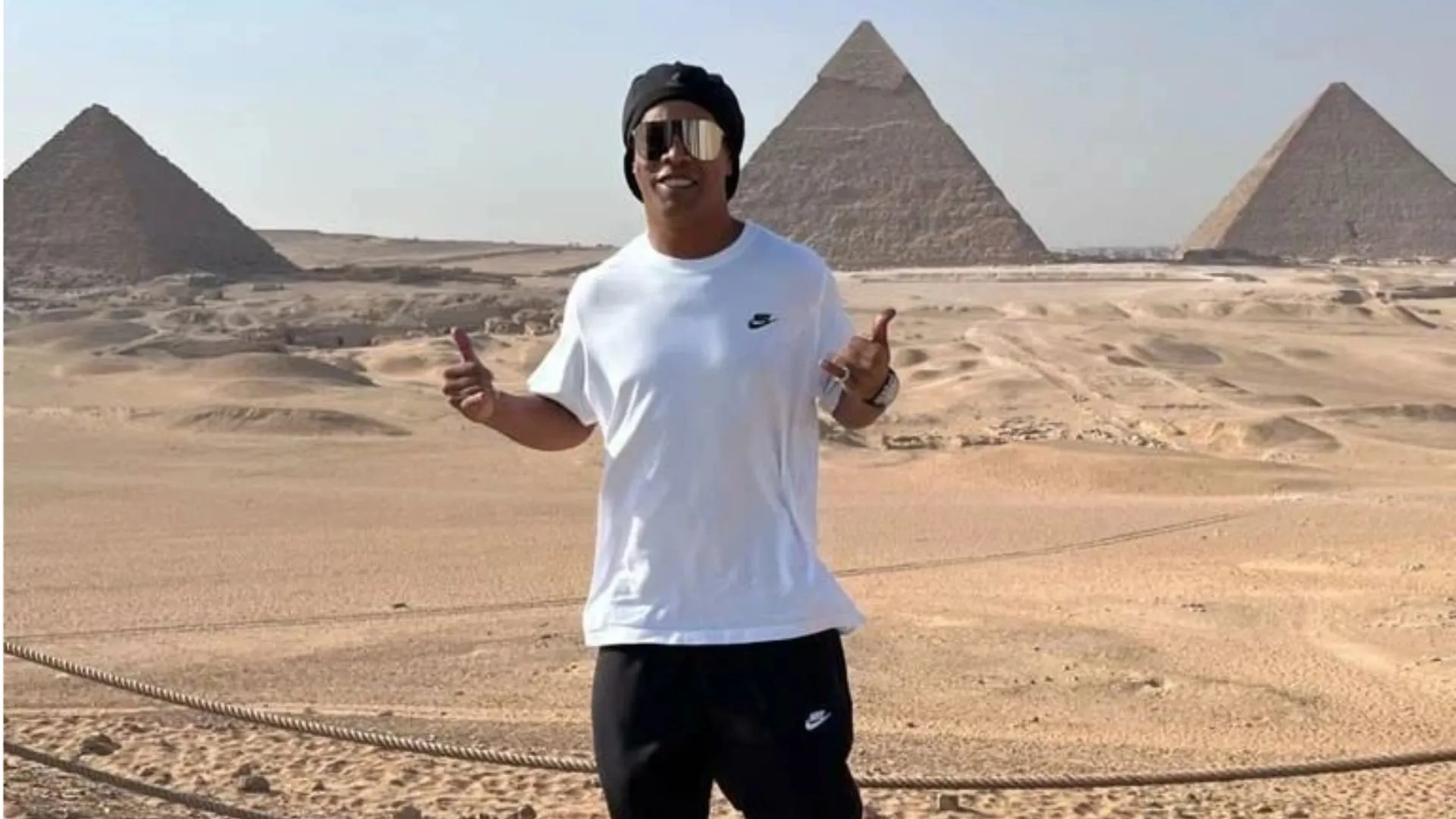 Ronaldinho Gaúcho posa em frente as Pirâmides