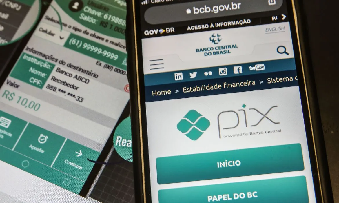Pix pode ser feito pelo celular e foi criado pelo Banco Central.