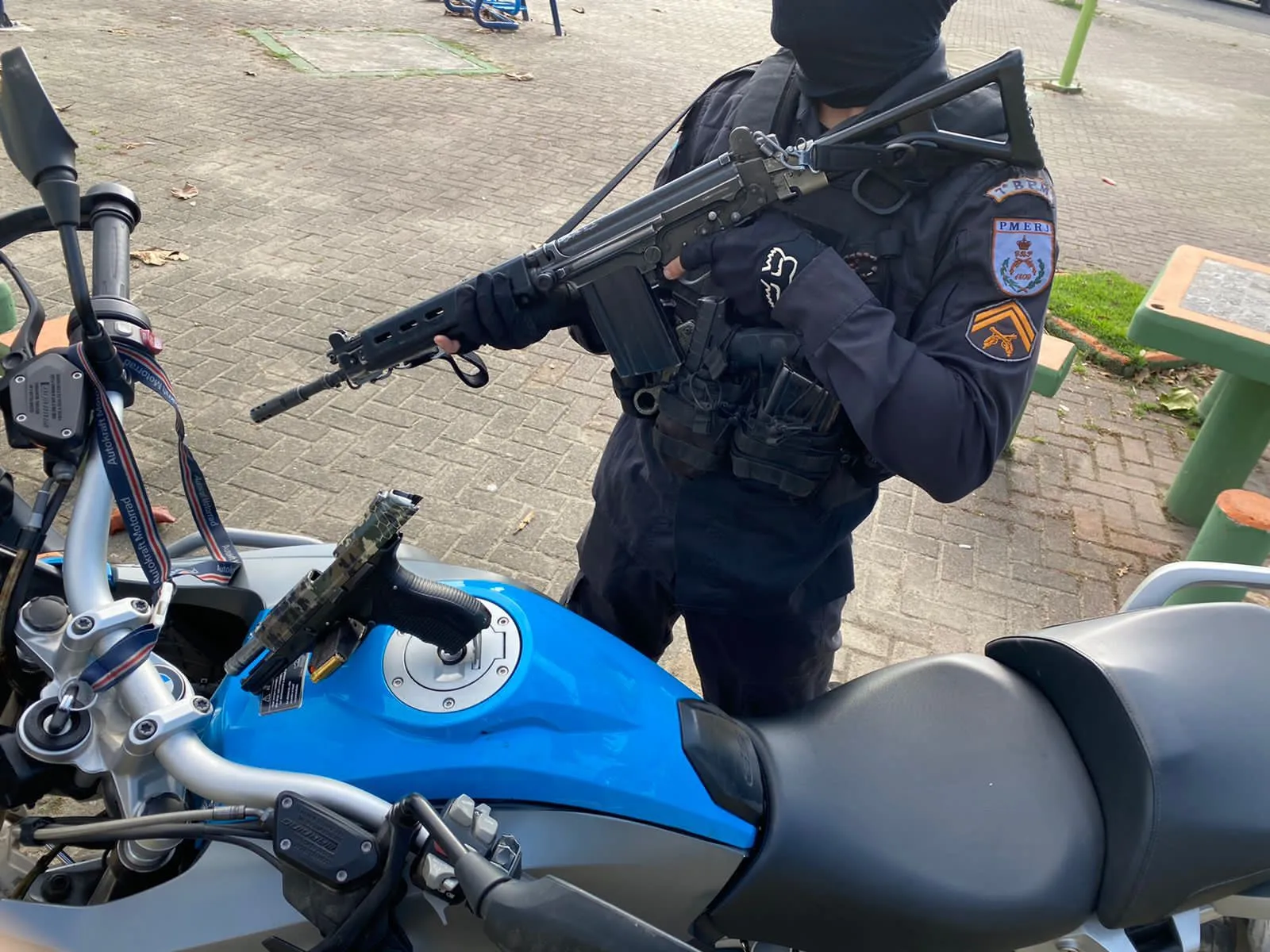 Uma pistola e a motocicleta foram apreendidas pela polícia