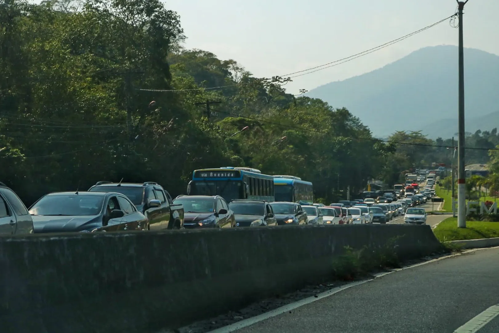 Trânsito chega até a altura do bairro Inoã