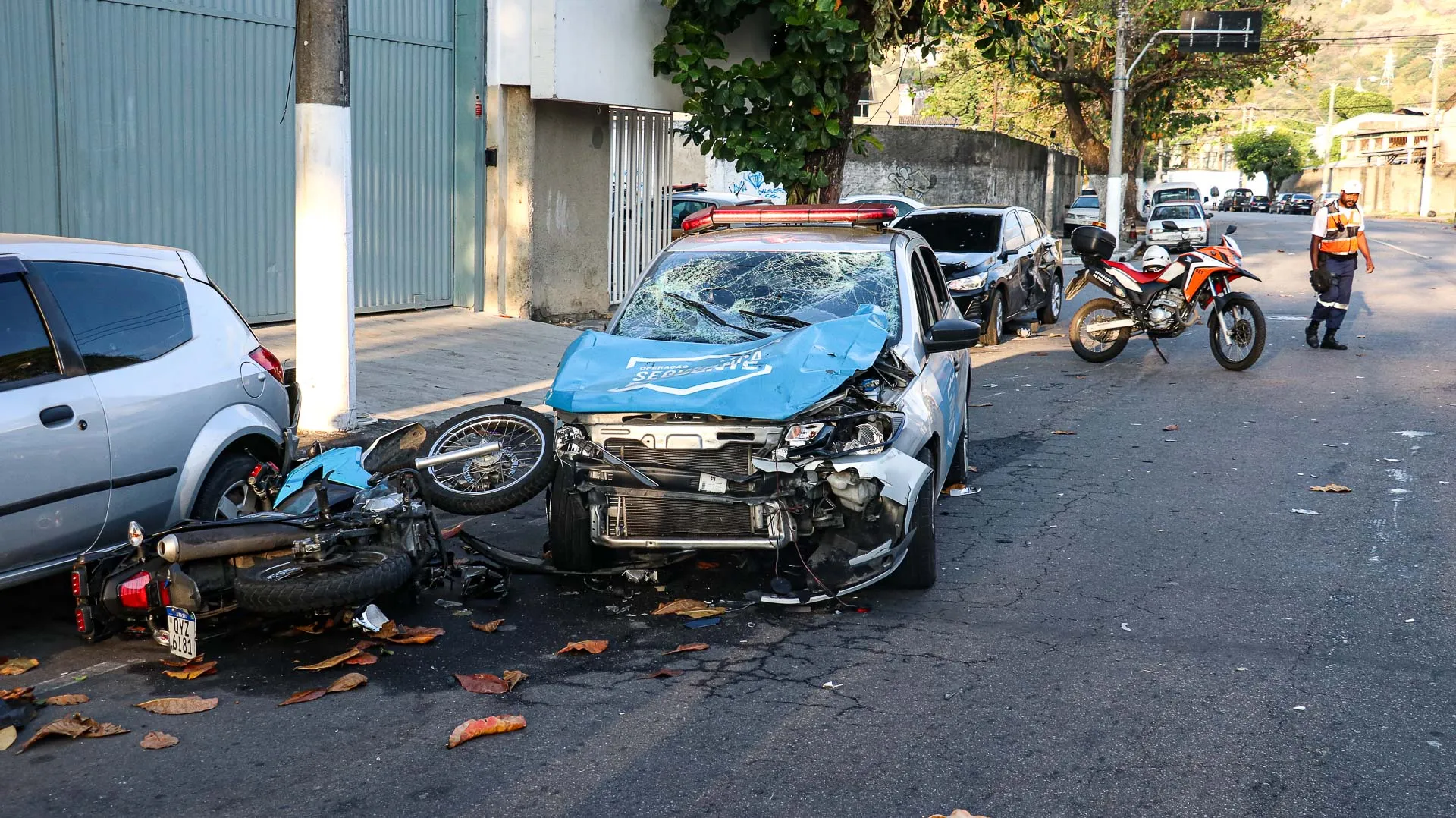 Perseguição termina em acidente com policiais no Centro de Niterói.