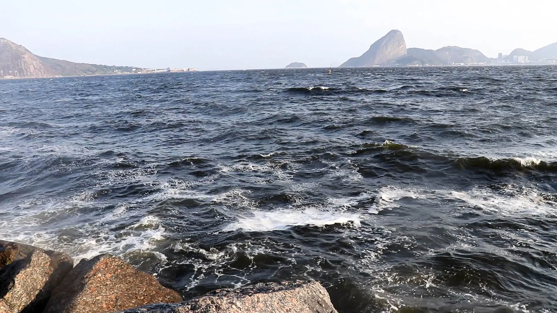 Mar começou a ficar agitado em praias de Niterói.