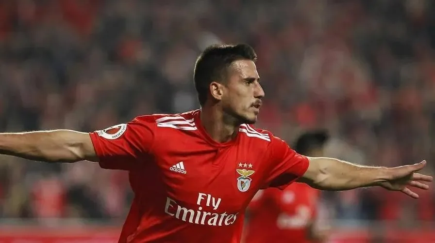 Gabriel Pires em jogo do Benfica