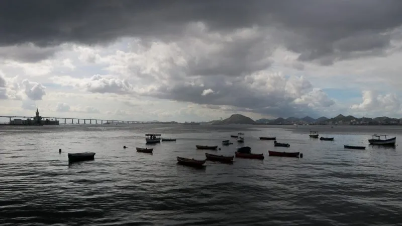 Baía de Guanabara com algumas embarcações