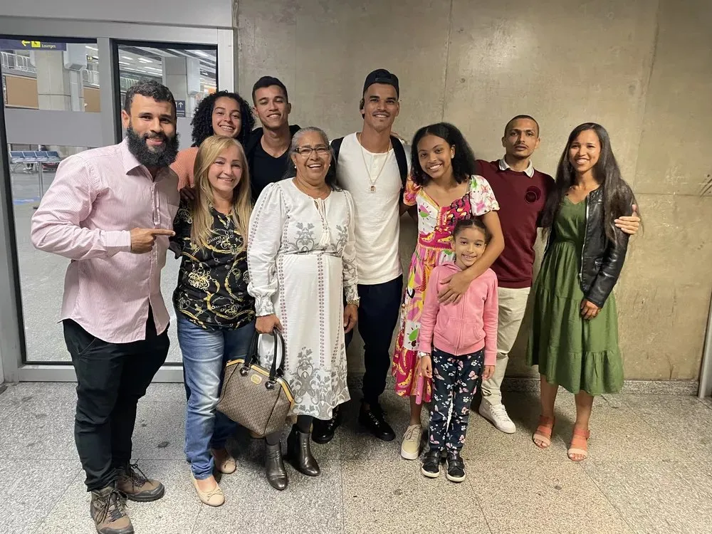Danilo chegou ao Rio nesta quarta (10) à noite e foi recebido por familiares