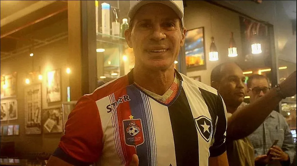 Túlio posou com camisa do novo clube em homenagem ao Botafogo