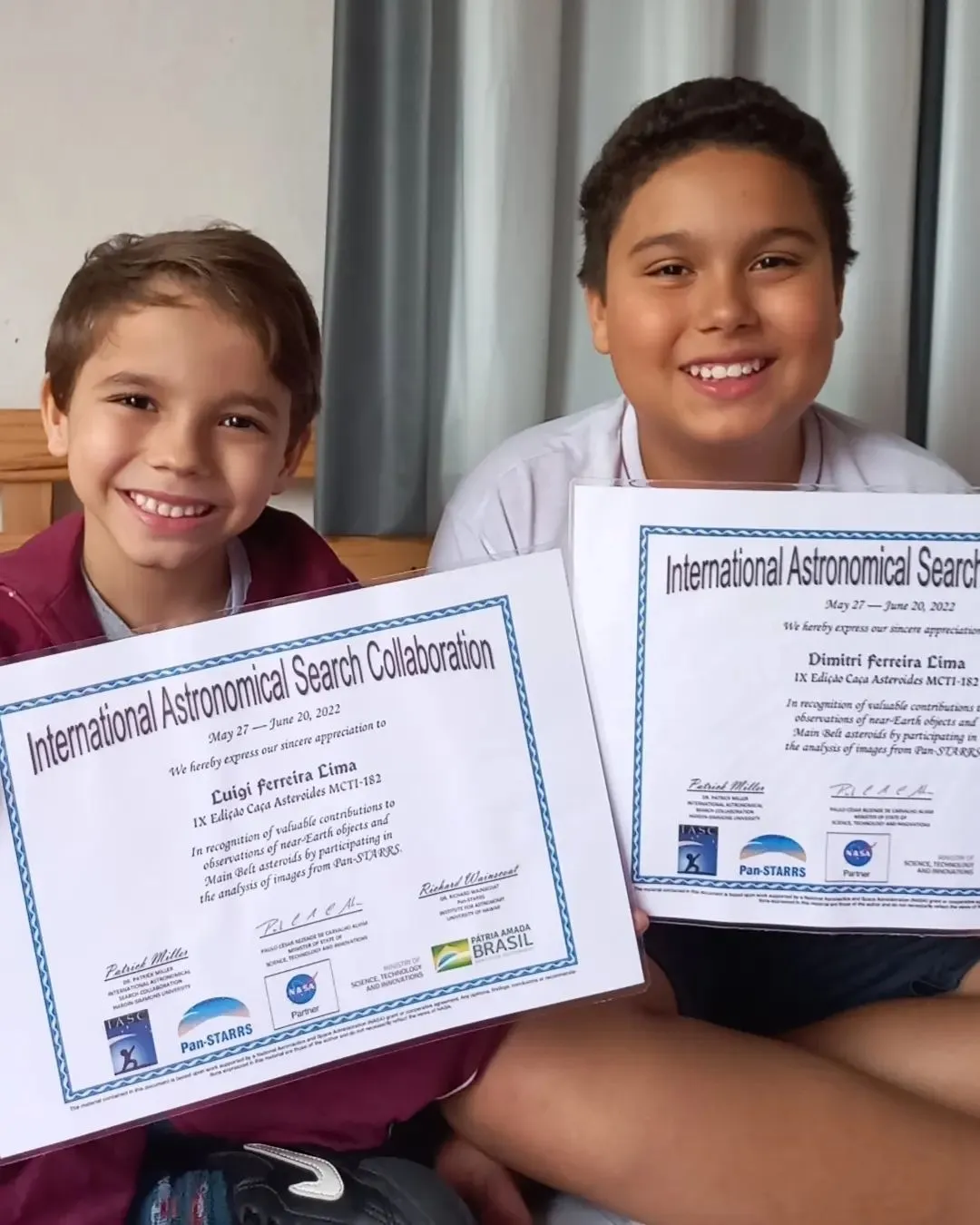 Luigi e Dimitri com certificado internacional do programa CAÇA ASTEROIDES MCTI em parceria com o IASC e a NASA