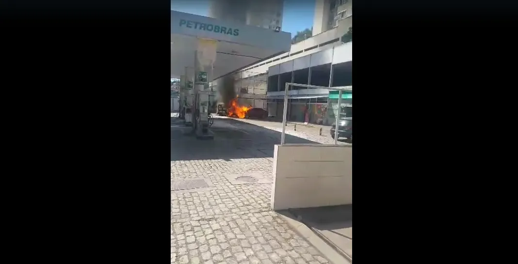 Incêndio aconteceu, segundo relatos, pouco depois de um dos veículos abastecer