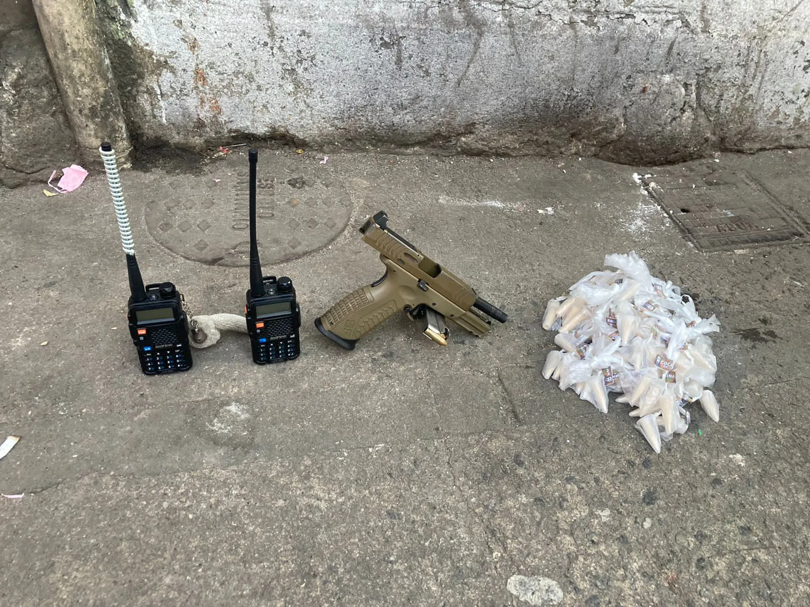 Dois rádios, drogas e uma pistola já foram apreendidos pelos policiais