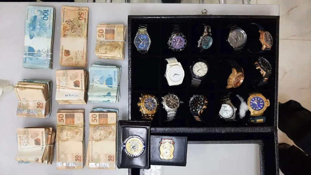 Ação apreendeu dinheiro em espécie e relógios de luxo na casa do servidor, no Rio