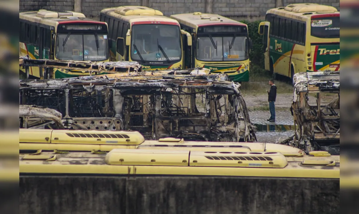 Incêndio de grande proporção que destruiu mais de 40 ônibus