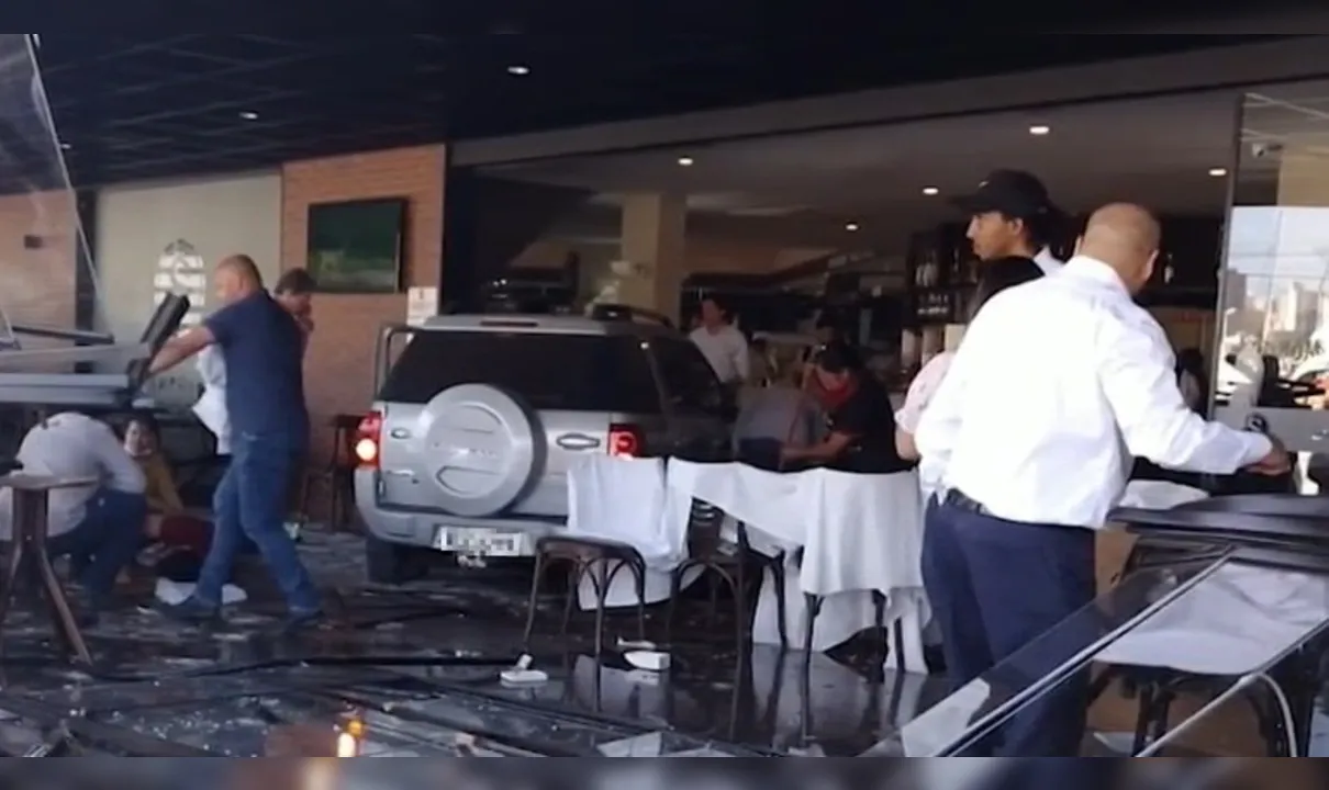 Mulher perdeu controle do veículo e bateu em cheio no restaurante