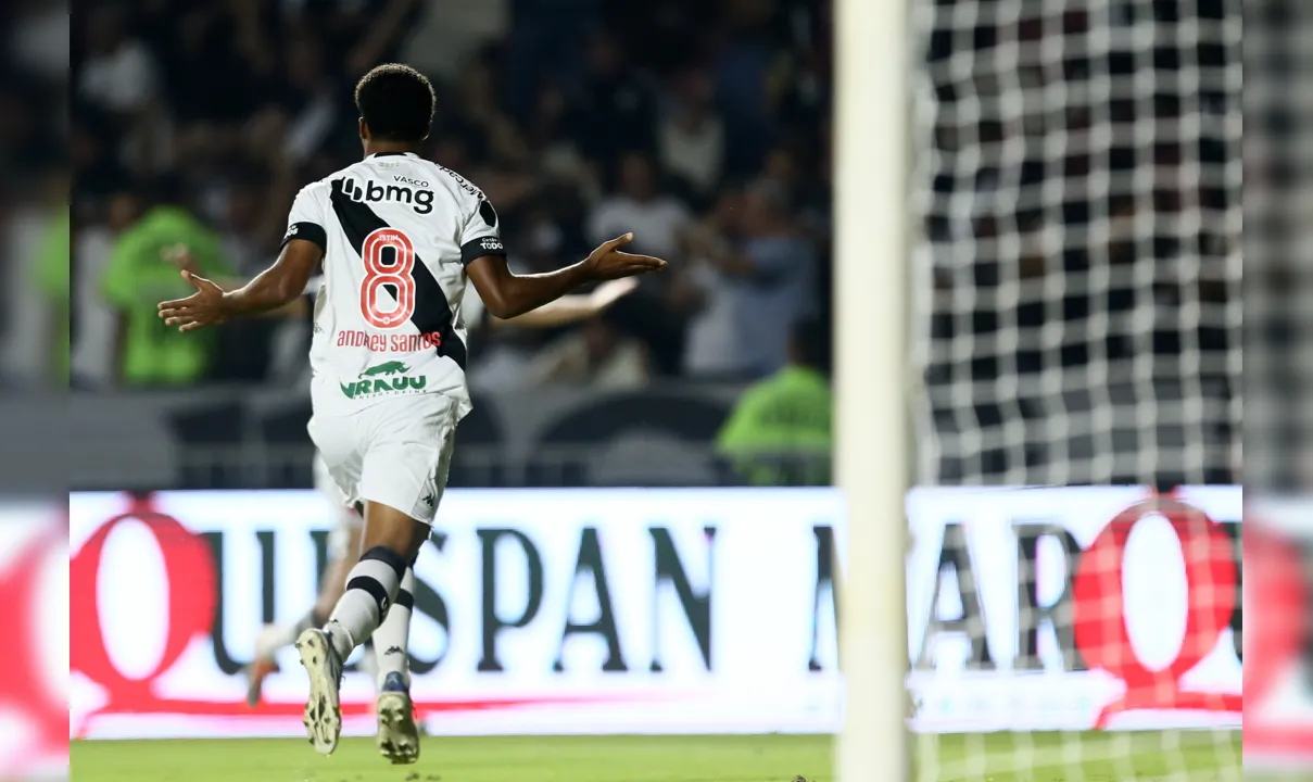Andrey Santos comemora seu gol na partida entre Vasco x CRB.