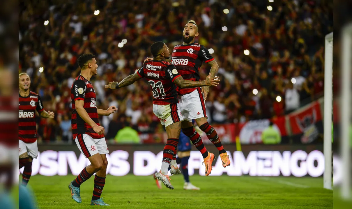 O Flamengo começou a partida tomando a iniciativa e trocando passes no campo ofensivo.
