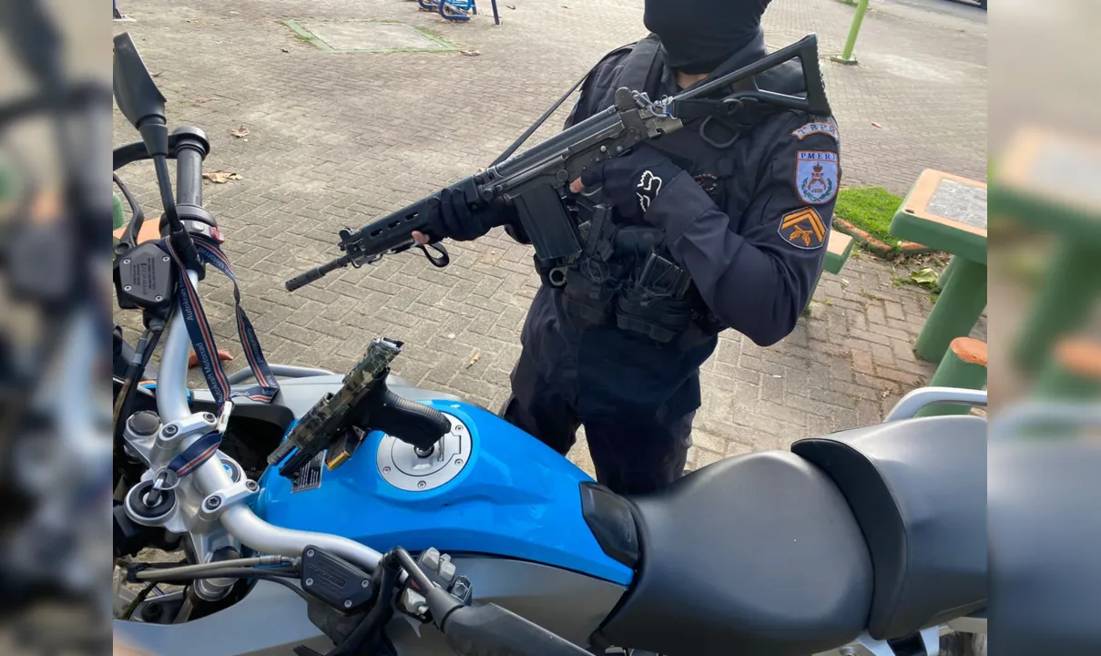 Uma pistola e a motocicleta foram apreendidas pela polícia