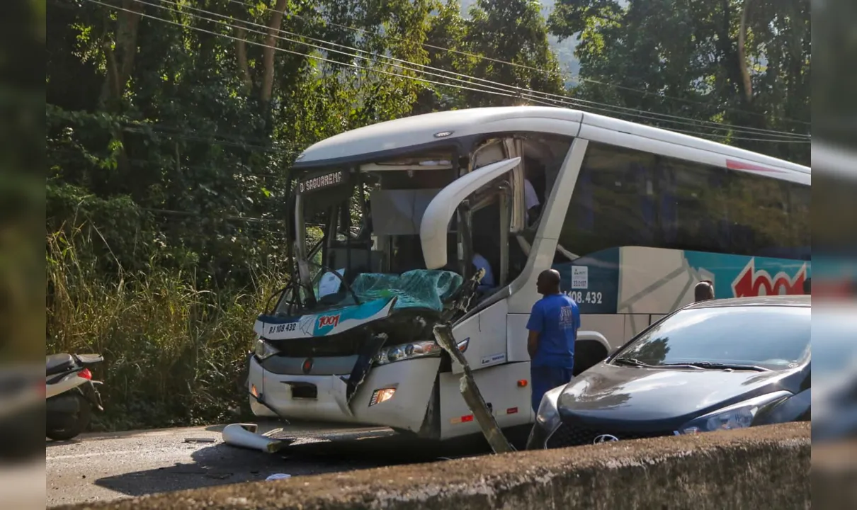 Ônibus bate na traseira do caminhão e fica com a parte frontal destruída