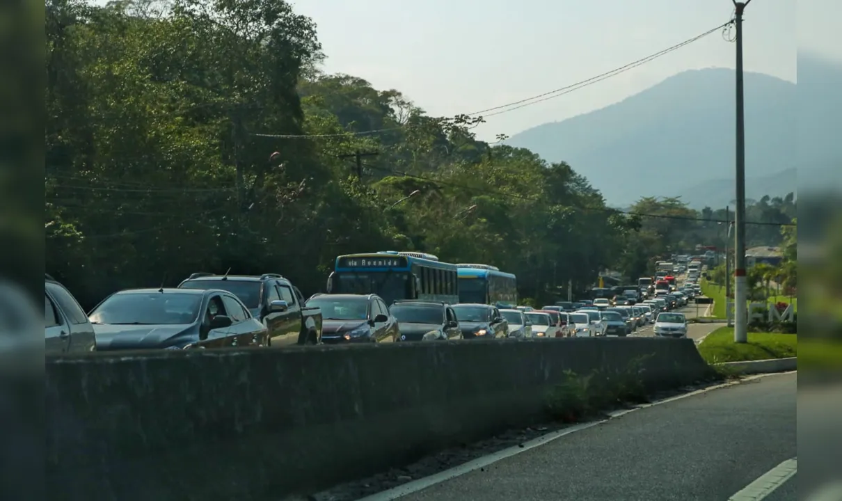 Trânsito chega até a altura do bairro Inoã