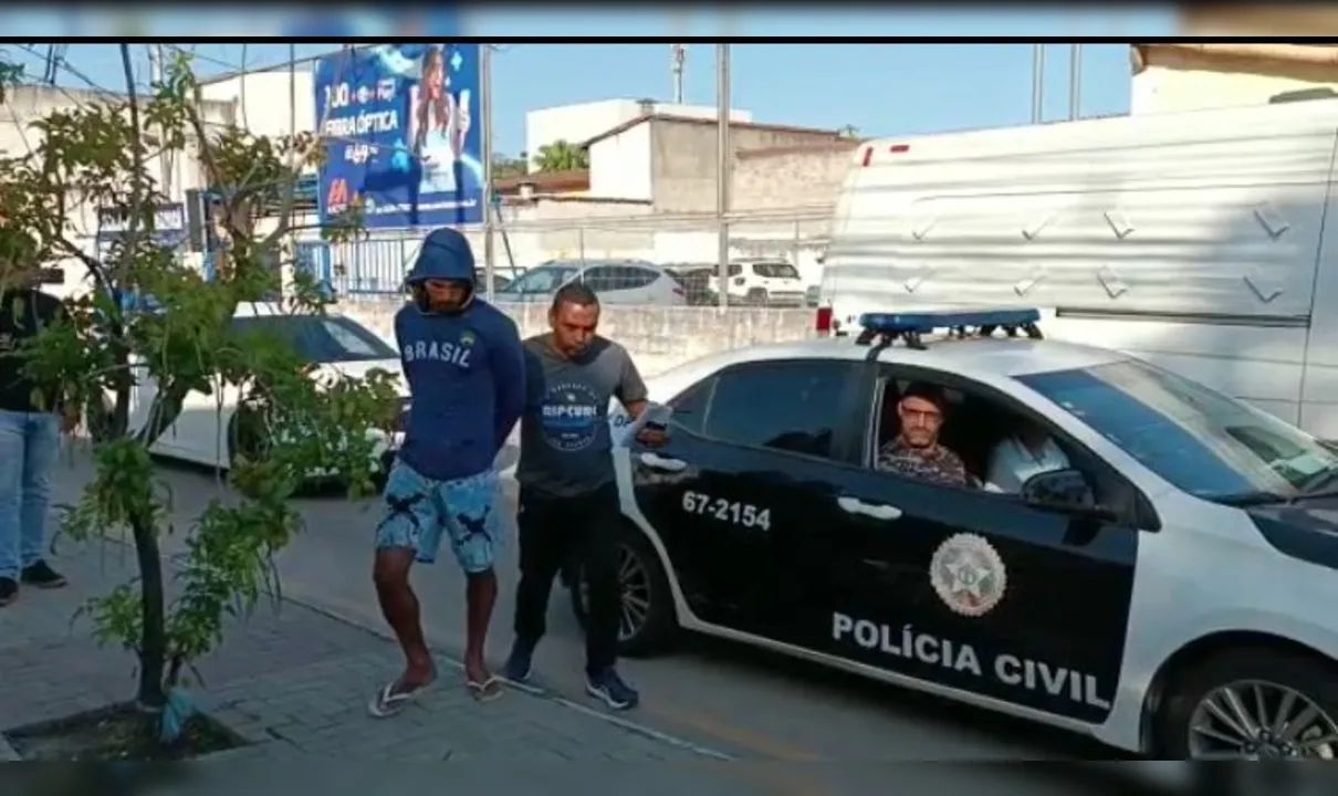 Carlos Eduardo chegou na delegacia acompanhado de policiais.