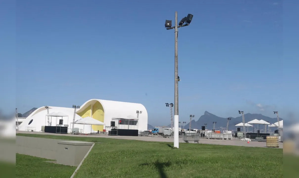 O caminho Niemeyer fica localizado no Centro de Niterói, atrás do terminal rodoviário