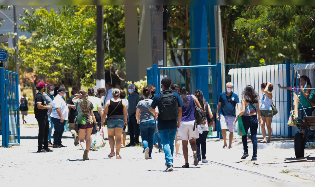 Alunos entrando para realizarem o Enem