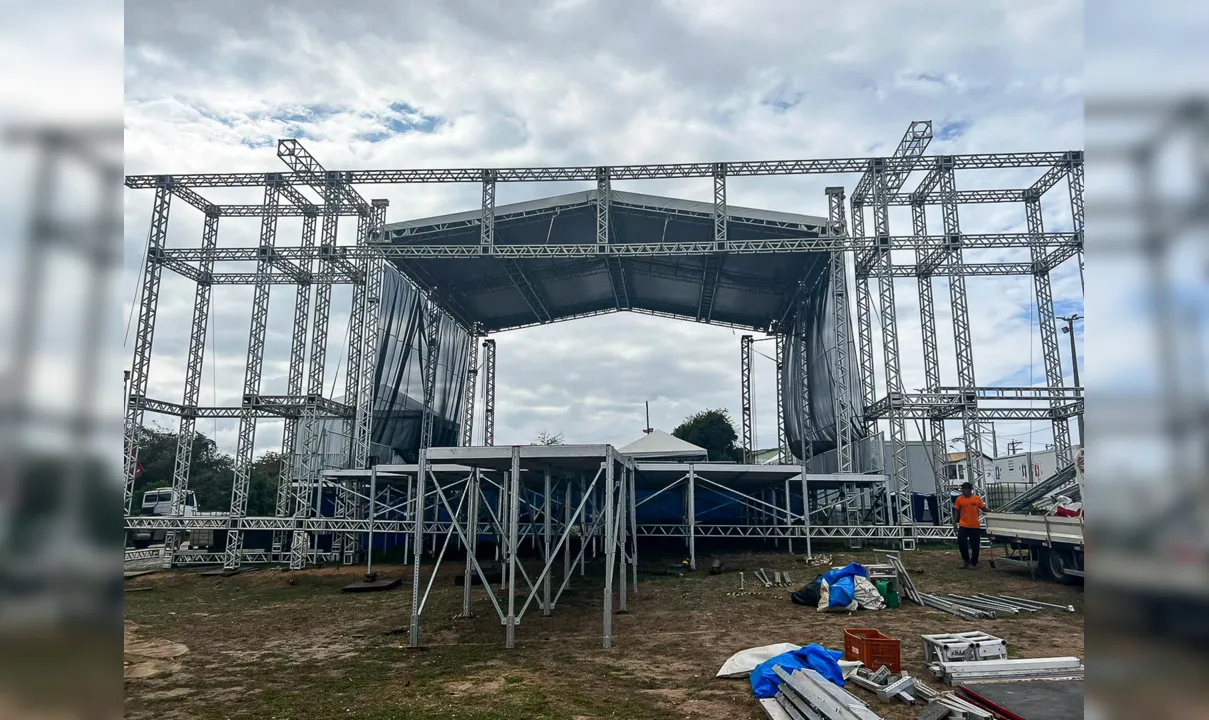 Palco sendo montado pra festa da Padroeira de Maricá