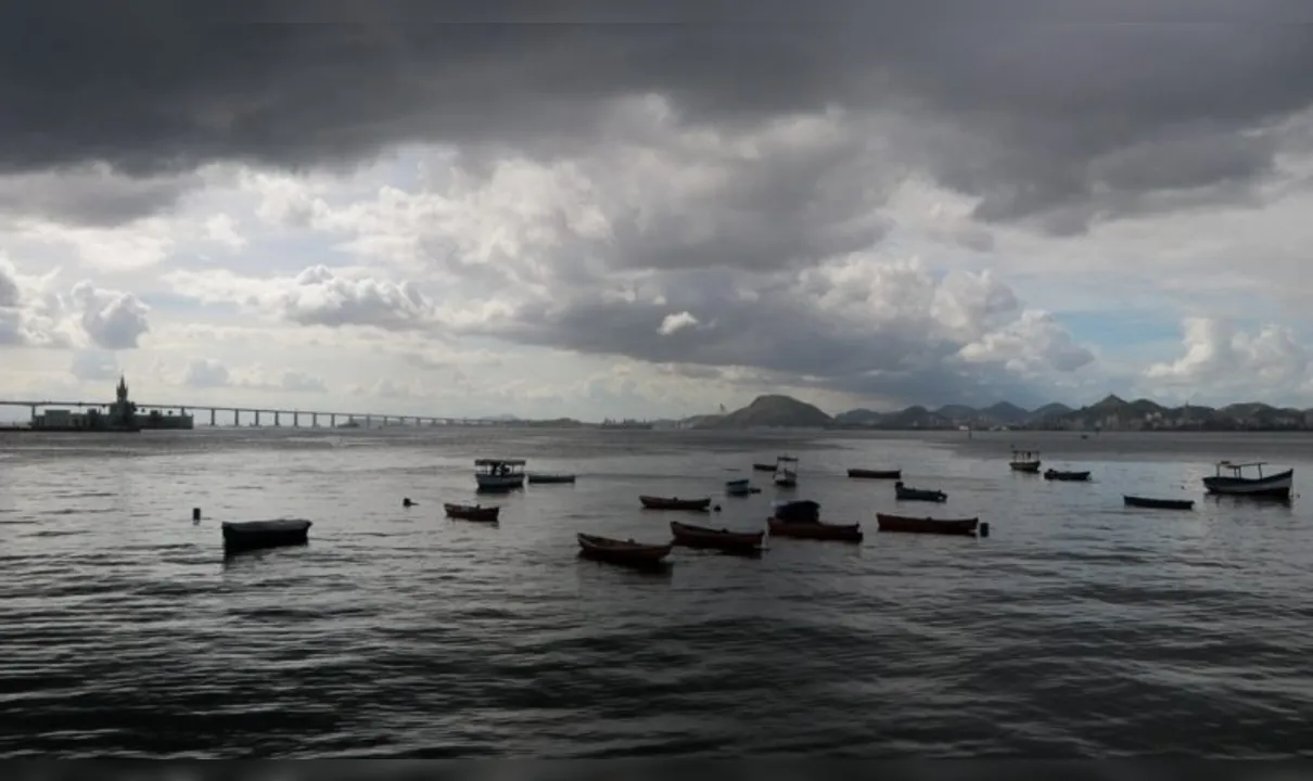 Baía de Guanabara com algumas embarcações