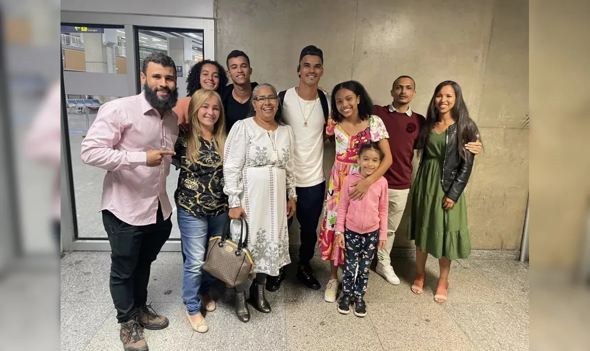 Danilo chegou ao Rio nesta quarta (10) à noite e foi recebido por familiares