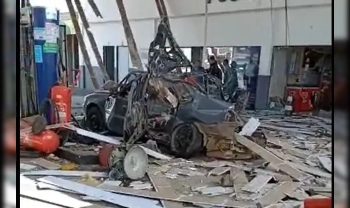 O carro ficou completamente destruído. A estrutura do posto de combustíveis também foi abalada