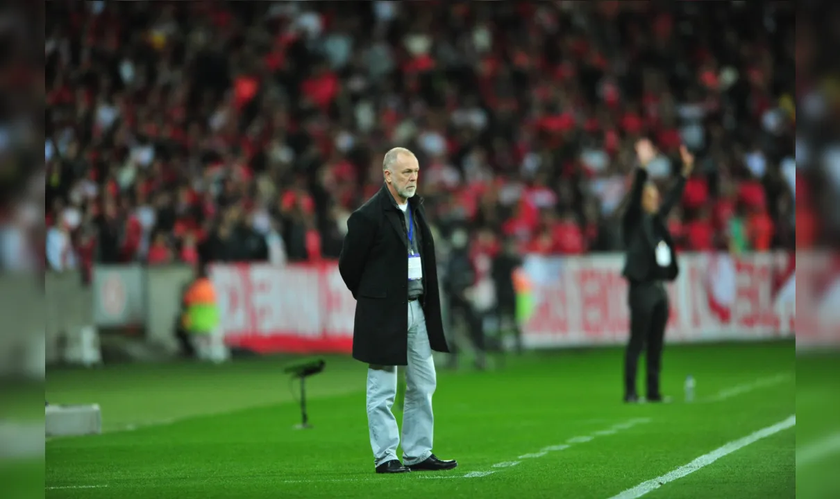 Mano Menezes à beira do campo