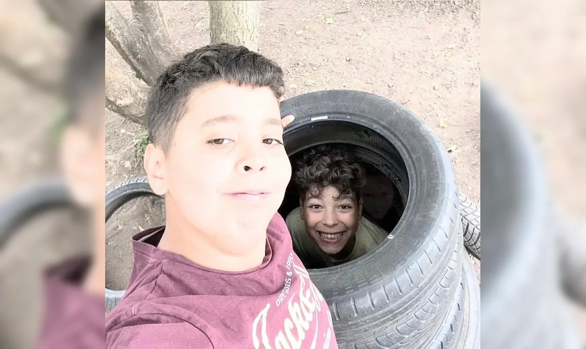 Irmãos tiram selfie em torre de pneus e se assustam com 'fantasma'