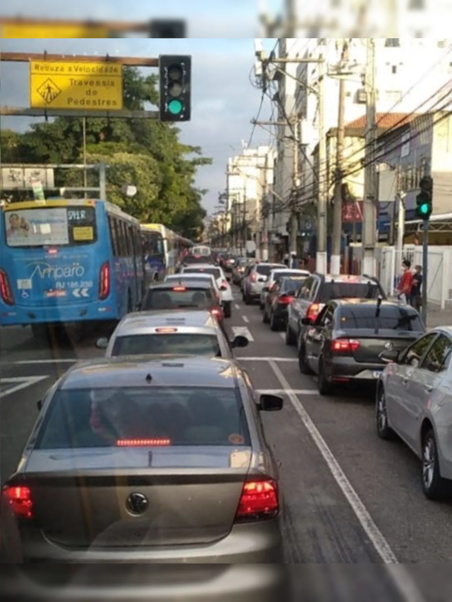 Condutores que passam pela Alameda São Boaventura também relatam lentidão no trânsito