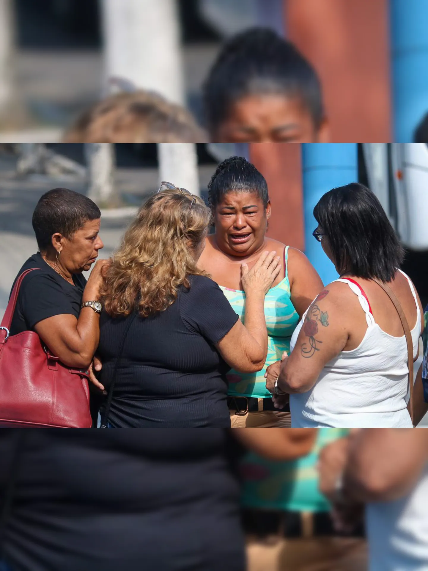 A mãe da jovem, Lucimara Dias, chegou no local por volta das 10h. Ela foi amparada por familiares