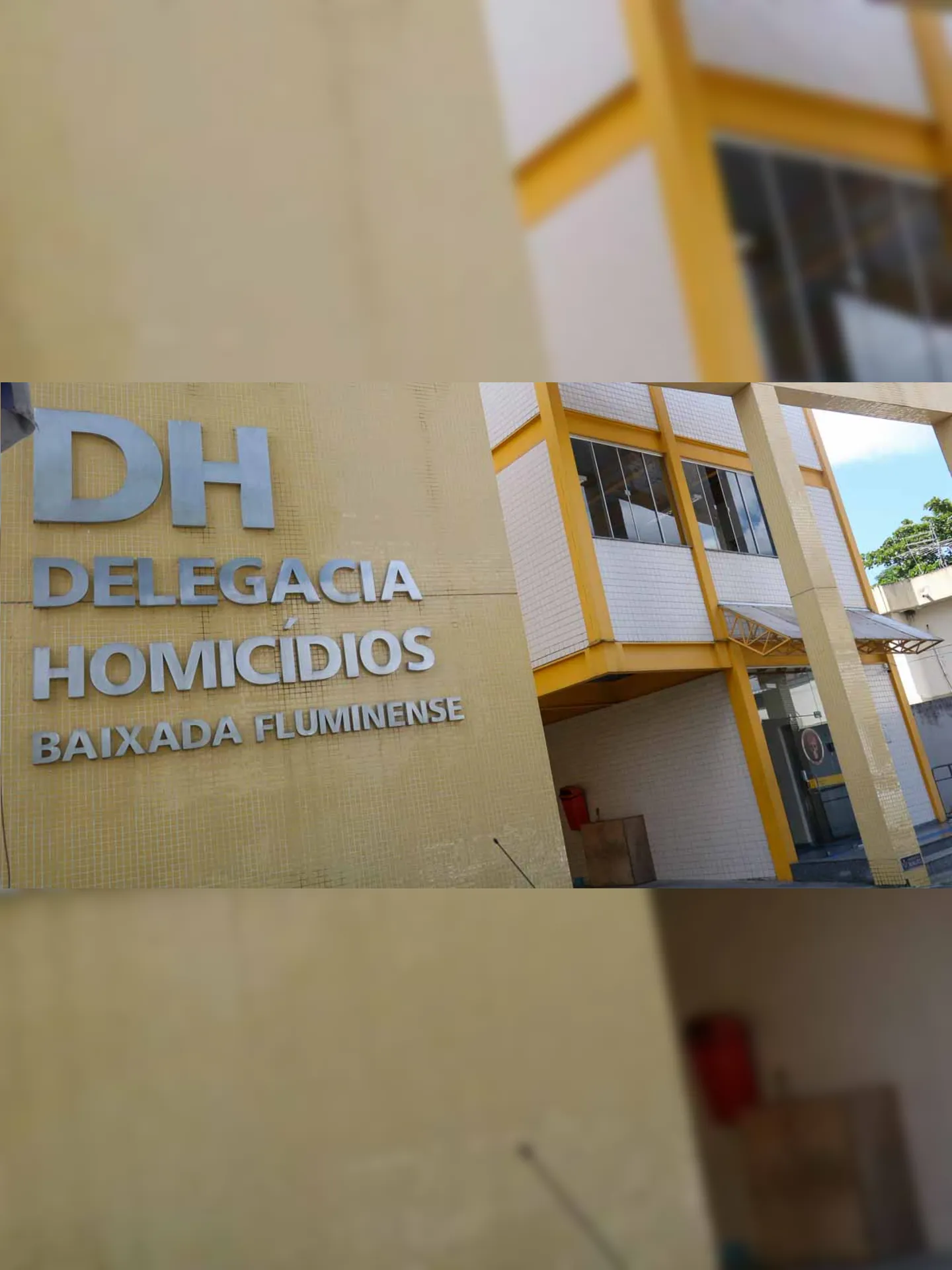 Agentes da delegacia de Homicídios da Baixada Fluminense investigam o caso