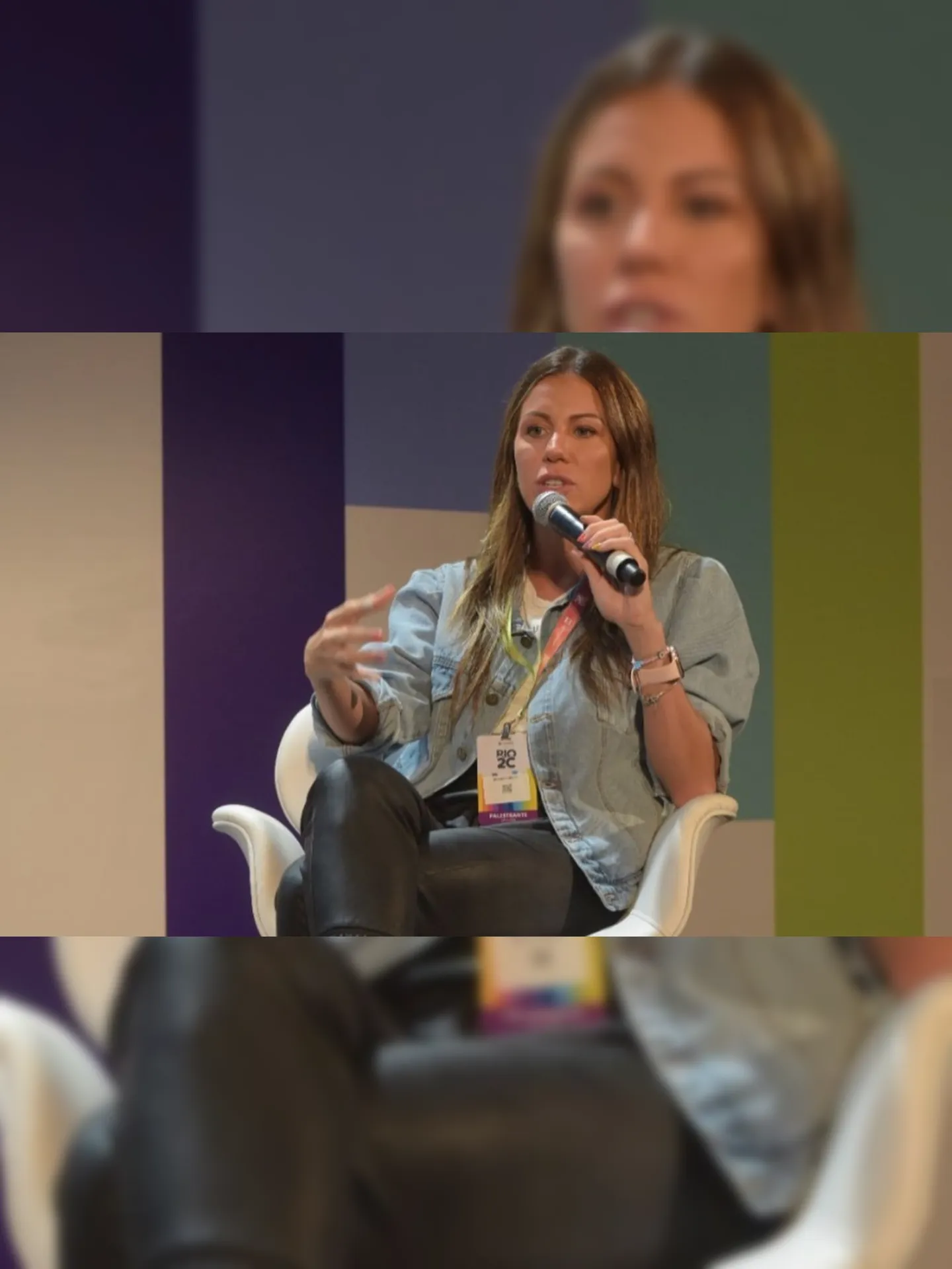 Bárbara Coelho discursando durante evento no Rio